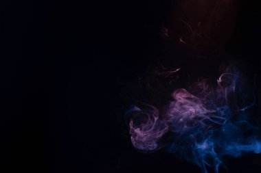 Siyah arka planda mavi ve pembe buhar. Boşluğu kopyala.