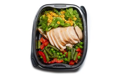 Konteynırda yemek hazır. Tavuk yahnisi, sebze yahnisi. Beyaz bir arkaplanda izole edilmiş. 