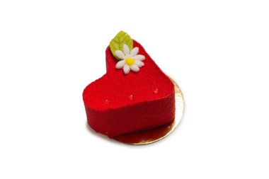 Kalp pastası beyaz arka planda izole edilmiş. Üst görünüm. 