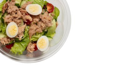 Taze ton balığı salatası, marul, cucomber, kiraz ve plastik kabın içinde yumurta. Üst görünüm. 