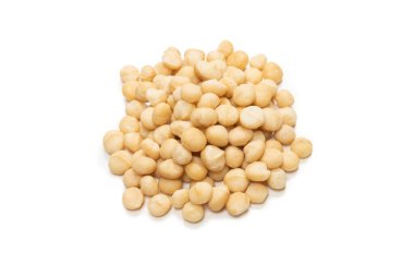 Beyaz arka planda izole edilmiş Macadamia fındıkları. Üst görünüm.