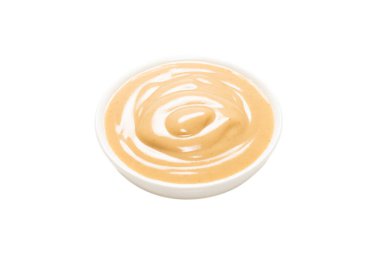 Beyaz arka planda izole edilmiş bir kasede mantar sosu. Üst görünüm. 