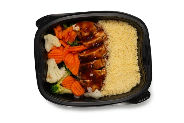 Konteynırda yemek hazır. Teriyaki soslu haşlanmış tavuk, haşlanmış havuç, lahana ve yulaf lapası. Beyaz bir arkaplanda izole edilmiş. 