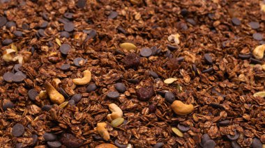 Fındık arkaplanlı çikolatalı gevrek. Üst görünüm. 