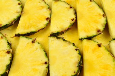 Ananas sulu sarı dilimler arka planda. Üst görünüm.