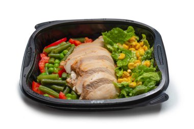 Konteynırda yemek hazır. Tavuk yahnisi, sebze yahnisi. Beyaz bir arkaplanda izole edilmiş. 