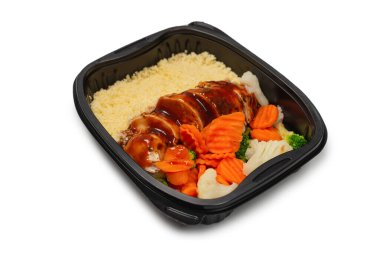 Konteynırda yemek hazır. Teriyaki soslu haşlanmış tavuk, haşlanmış havuç, lahana ve yulaf lapası. Beyaz bir arkaplanda izole edilmiş. 