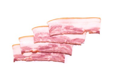 Beyaz arka planda soyutlanmış çiğ pastırma dilimleri. Üst görünüm.