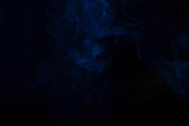 Siyah arka planda mavi ve pembe buhar. Boşluğu kopyala.