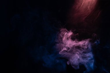 Siyah arka planda mavi ve pembe buhar. Boşluğu kopyala.