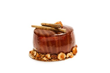 Beyaz arka planda izole edilmiş çikolata ve karamel kek. Üst görünüm. 