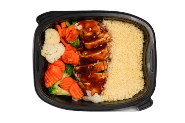 Konteynırda yemek hazır. Teriyaki soslu haşlanmış tavuk, haşlanmış havuç, lahana ve yulaf lapası. Beyaz bir arkaplanda izole edilmiş. 