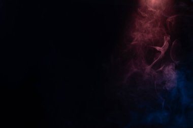 Siyah arka planda mavi ve pembe buhar. Boşluğu kopyala.