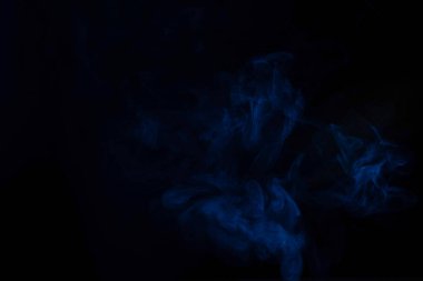 Siyah arka planda mavi ve pembe buhar. Boşluğu kopyala.