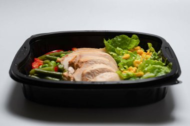 Konteynırda yemek hazır. Tavuk yahnisi, sebze yahnisi. Beyaz bir arkaplanda izole edilmiş. 