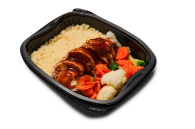 Konteynırda yemek hazır. Teriyaki soslu haşlanmış tavuk, haşlanmış havuç, lahana ve yulaf lapası. Beyaz bir arkaplanda izole edilmiş. 