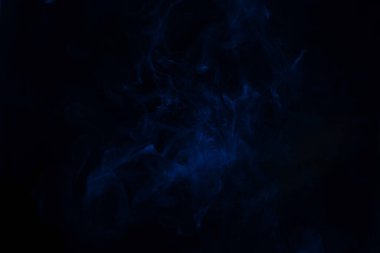 Siyah arka planda mavi ve pembe buhar. Boşluğu kopyala.