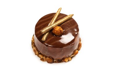 Beyaz arka planda izole edilmiş çikolata ve karamel kek. Üst görünüm. 