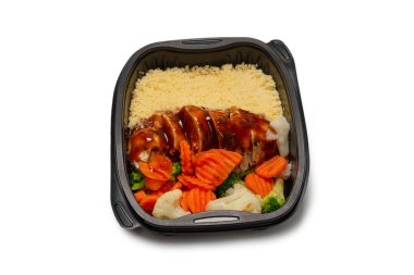 Konteynırda yemek hazır. Teriyaki soslu haşlanmış tavuk, haşlanmış havuç, lahana ve yulaf lapası. Beyaz bir arkaplanda izole edilmiş. 