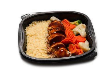 Konteynırda yemek hazır. Teriyaki soslu haşlanmış tavuk, haşlanmış havuç, lahana ve yulaf lapası. Beyaz bir arkaplanda izole edilmiş. 