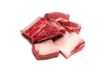 Beyaz arka planda çiğ pirzola. Üst görünüm. 