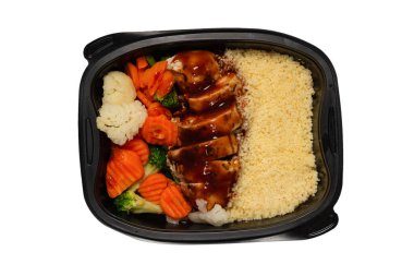 Konteynırda yemek hazır. Teriyaki soslu haşlanmış tavuk, haşlanmış havuç, lahana ve yulaf lapası. Beyaz bir arkaplanda izole edilmiş. 