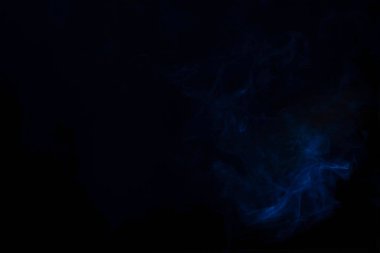 Siyah arka planda mavi ve pembe buhar. Boşluğu kopyala.