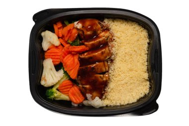 Konteynırda yemek hazır. Teriyaki soslu haşlanmış tavuk, haşlanmış havuç, lahana ve yulaf lapası. Beyaz bir arkaplanda izole edilmiş. 