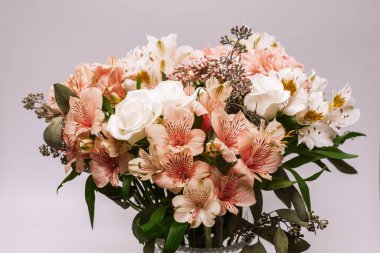 Pembe ambalaj kağıdında yumuşak pembe çiçekler.. 