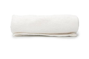 Beyaz arka planda izole edilmiş beyaz pamuklu havlu. Spa ve tatil köyü. 