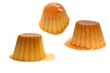Beyaz arka planda izole edilmiş lezzetli karamel pudingi. Üst görünüm. 