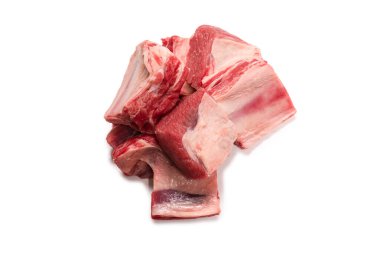 Beyaz arka planda çiğ pirzola. Üst görünüm. 