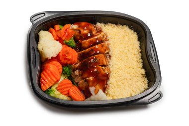 Konteynırda yemek hazır. Teriyaki soslu haşlanmış tavuk, haşlanmış havuç, lahana ve yulaf lapası. Beyaz bir arkaplanda izole edilmiş. 