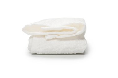 Beyaz arka planda izole edilmiş beyaz pamuklu havlu. Spa ve tatil köyü. 