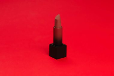 Kırmızı arka planda kırmızı ruj. Kadınlar için makyaj. 