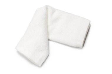 Beyaz arka planda izole edilmiş beyaz pamuklu havlu. Spa ve tatil köyü. 