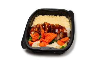 Konteynırda yemek hazır. Teriyaki soslu haşlanmış tavuk, haşlanmış havuç, lahana ve yulaf lapası. Beyaz bir arkaplanda izole edilmiş. 