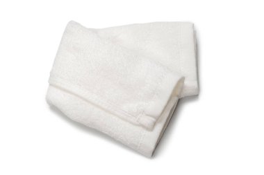 Beyaz arka planda izole edilmiş beyaz pamuklu havlu. Spa ve tatil köyü. 