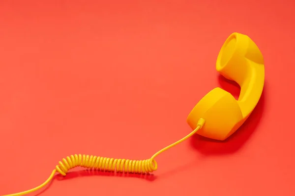 红色背景的黄色手机 — 图库照片