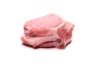 Beyaz arka planda çiğ domuz parçaları. Üst görünüm. 