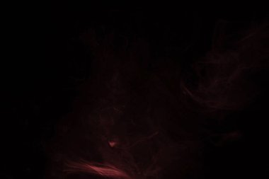 Siyah arka planda sarı ve pembe buhar. Boşluğu kopyala.