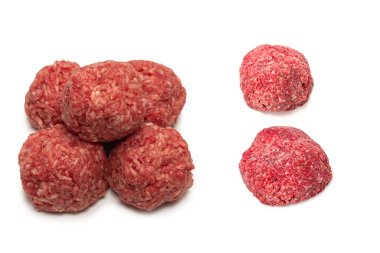 Beyaz arkaplanda çiğ et topları izole.