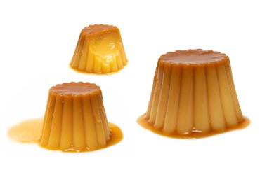 Beyaz arka planda izole edilmiş lezzetli karamel pudingi. Üst görünüm. 