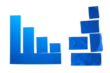 Beyaz arkaplanda mavi koli bandı parçaları izole edildi. 