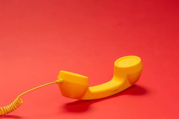 Auricular Amarillo Sobre Fondo Rojo —  Fotos de Stock