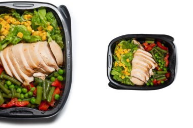 Konteynırda yemek hazır. Tavuk yahnisi, sebze yahnisi. Beyaz bir arkaplanda izole edilmiş. 