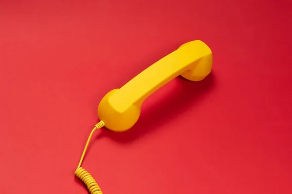 Gele Handset Rode Achtergrond Kopieerruimte — Stockfoto