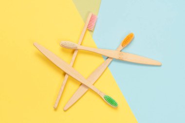 Mavi arka planda bambu diş fırçası. Üst görünüm. 