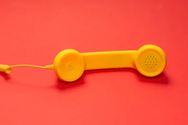 Κίτρινη Συσκευή Κόκκινο Φόντο — Φωτογραφία Αρχείου