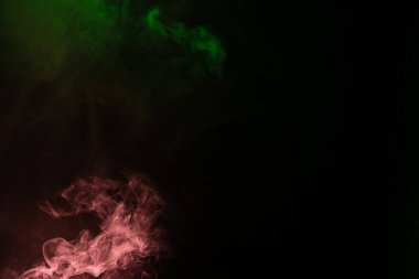Siyah arka planda yeşil ve pembe buhar. Boşluğu kopyala.
